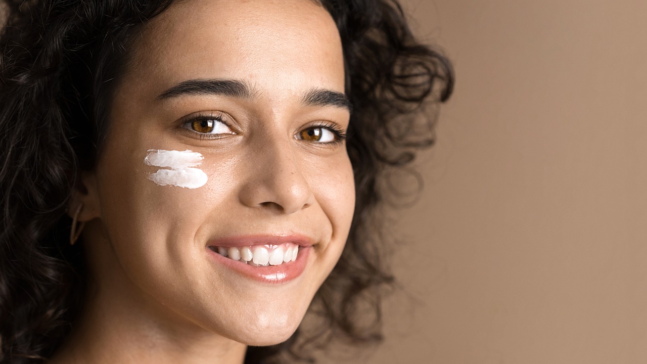 Natural white mineral sunscreen cream, designed with safe filters for pregnancy skincare, per ACOG.
