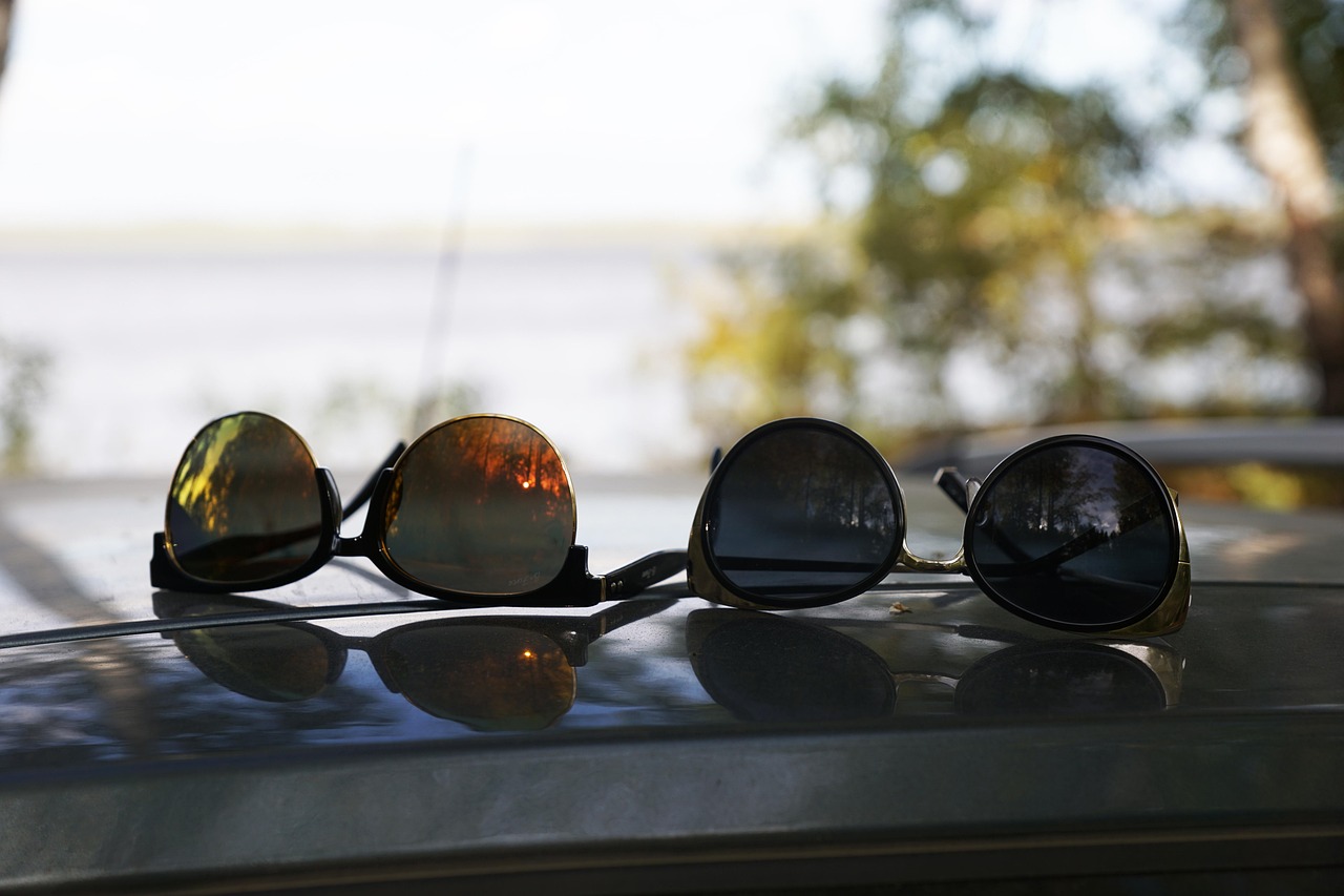 Woman in sunglasses smiles in nature, suggesting gentle zinc oxide and titanium dioxide for pregnancy.