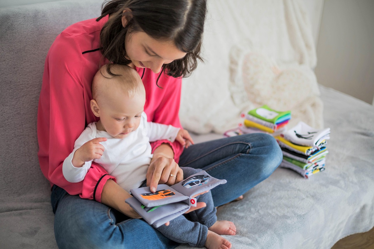 Mother and baby happily read books, reflecting the thoughtful choices for pregnancy safe skincare brands.