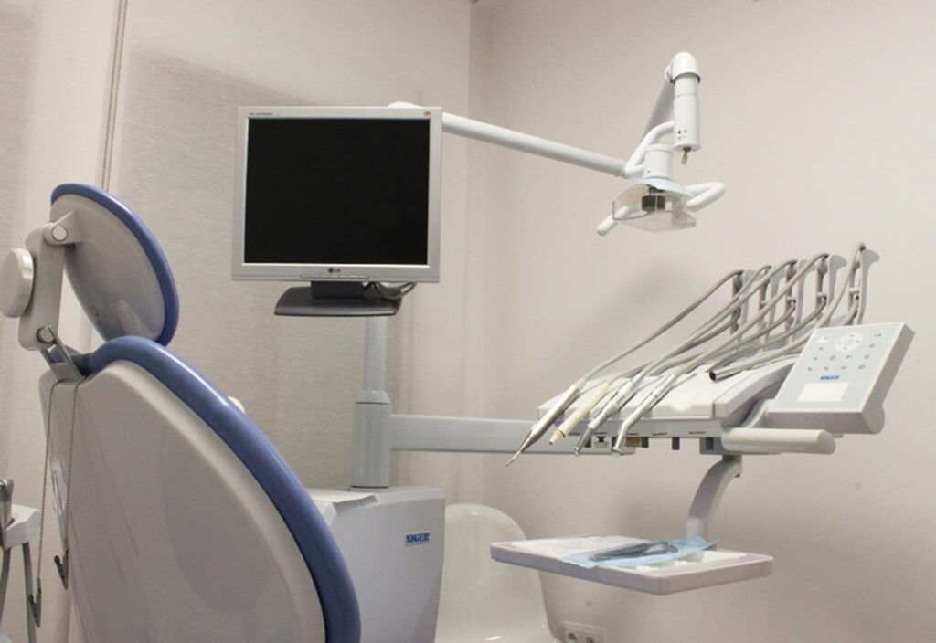 Empty dental treatment room with chair, monitor and instrument tray, relevant to dental X-ray safety during pregnancy
