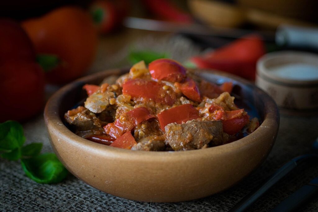 Bowl of sauteed chicken liver with peppers and vegetables, representing liver as a pregnancy food