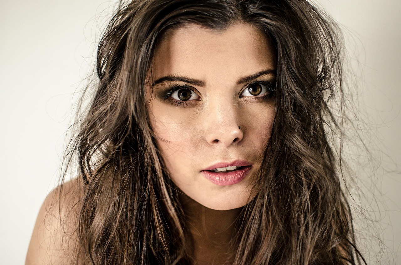 Young brunette woman's portrait with healthy skin, addressing bakuchiol safety for pregnancy.