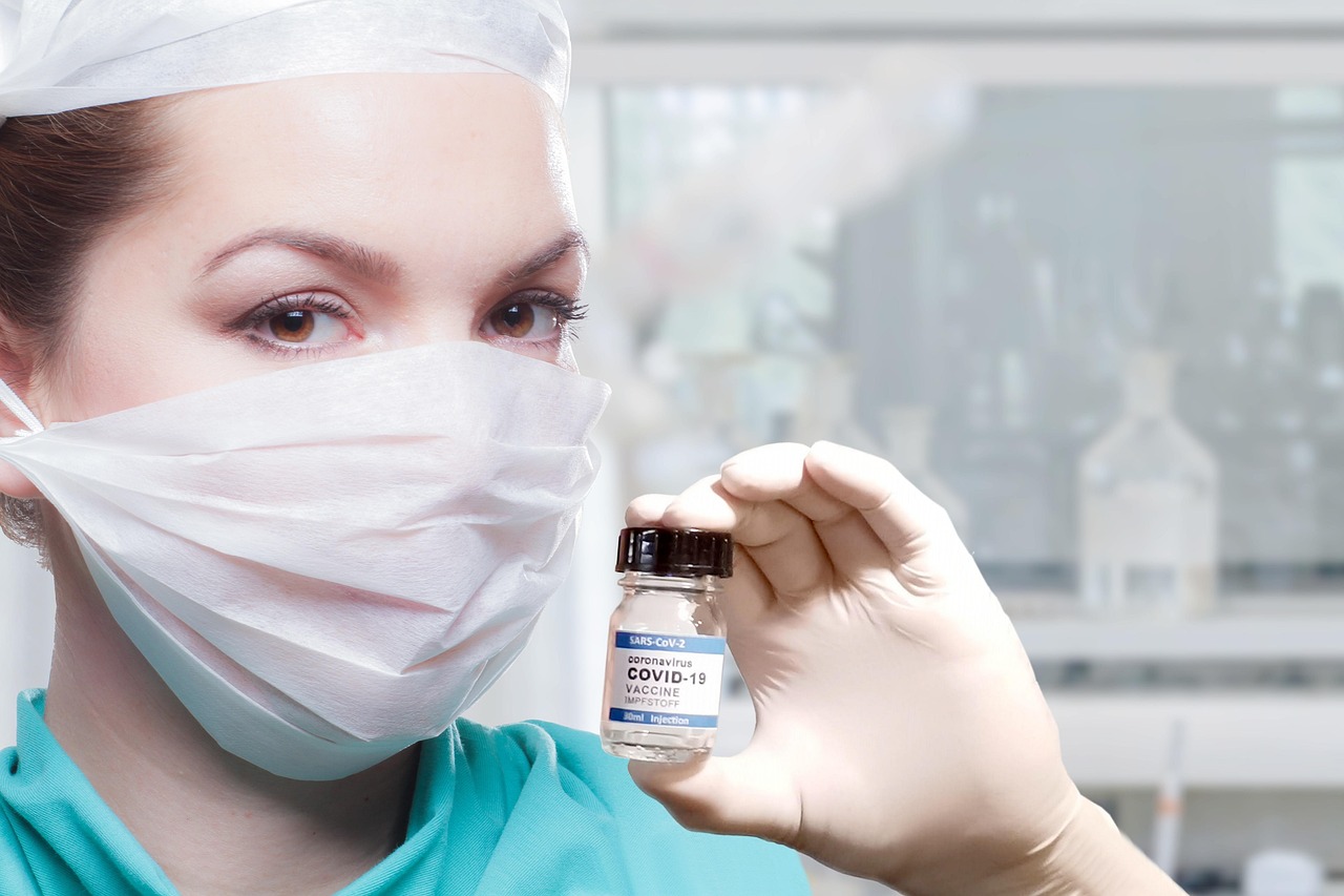 Nurse vaccinates woman in mask. Are bakuchiol products like Herbivore and Good Molecules pregnancy-safe?