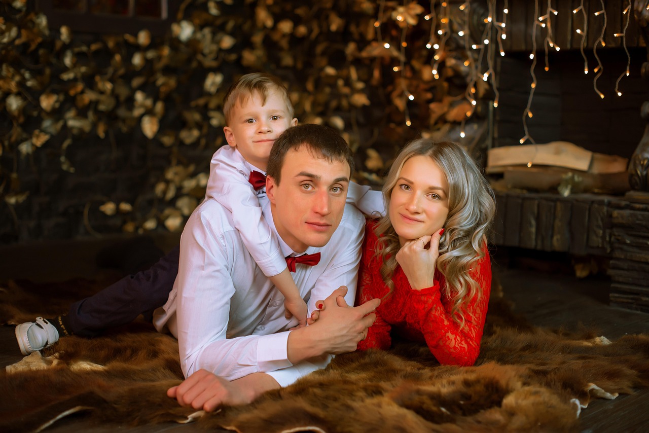 A happy mom, dad, and baby smiling, underscoring SafeMom's work to fix missing ingredient data in products.