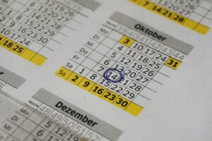 Wall calendar with dates highlighted and one date circled in blue, representing planning a pregnancy